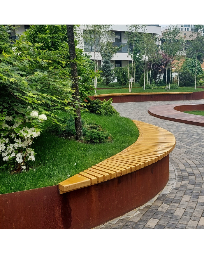 Bancă din lemn finisată pentru exterior