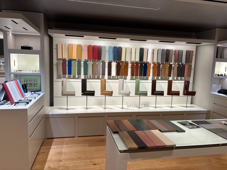 Workshop la ICA (Sherwin-Williams) în Civitanova Marche Showroom ICA cu mostre de finisaje pentru lemn, Civitanova Marche