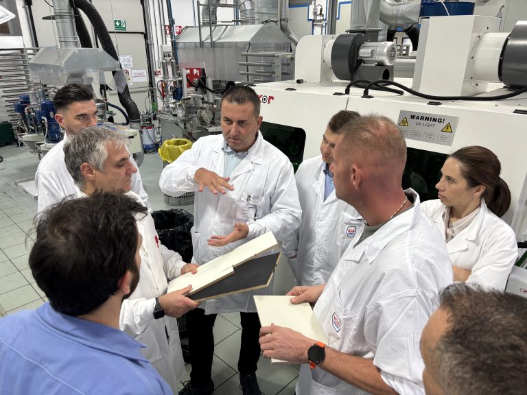 Workshop la ICA (Sherwin-Williams) în Civitanova Marche Discuție tehnică în zona de producție ICA, la workshopul din Civitanova Marche