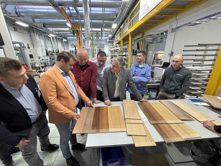 Workshop la ICA (Sherwin-Williams) în Civitanova Marche Test comparativ ICA și Sayerlack pe panouri de lemn, la workshopul ICA